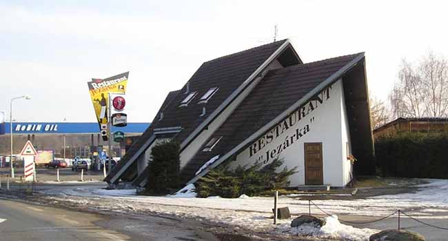 Neues atypisch gestaltetes Restaurantgebäude